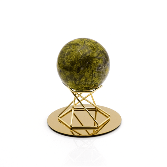 Grüner Opal Kugel mit goldenen Kugelständer #1 - Kristallwald