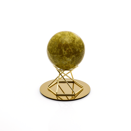 Grüner Opal Kugel mit goldenen Kugelständer #2 - Kristallwald